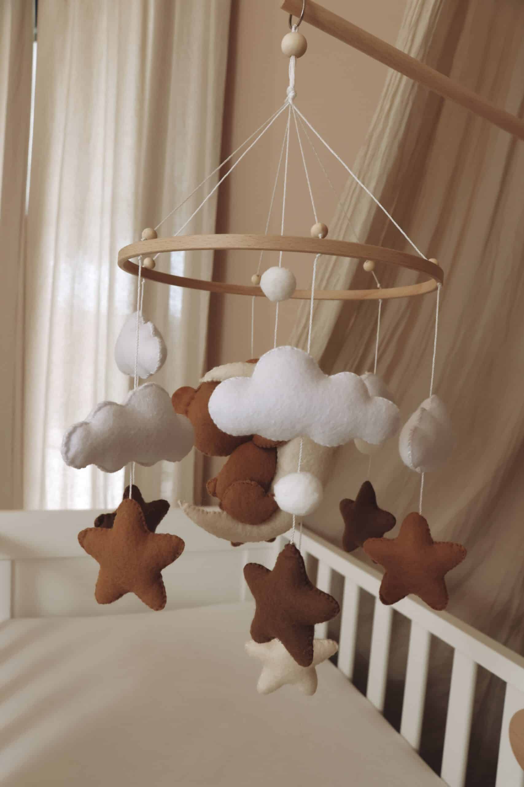 Handgefertigtes Schlafender Teddy Babymobile aus Holz – KinderGlück