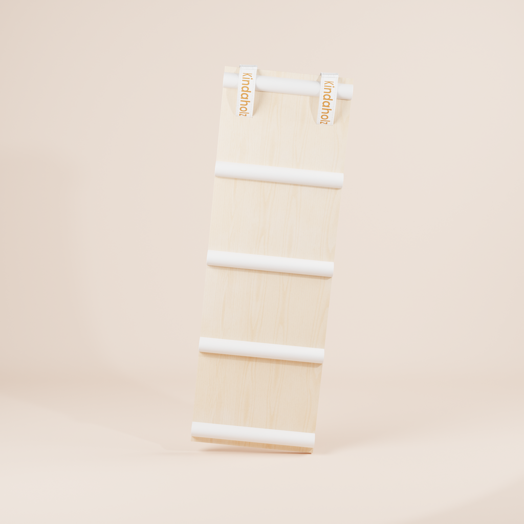 MIKA Rutschrampe weiß von KinderGlück – Produktfoto der Kletterrampe aus FSC-Buchenholz mit weißen Sprossen und Befestigungsriemen, Design in Germany, ab 6 Monaten