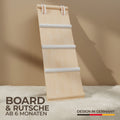 MIKA Rutschrampe weiß von KinderGlück – Produktfoto der Kletterrampe aus FSC-Buchenholz mit weißen Sprossen und Befestigungsriemen, Design in Germany, ab 6 Monaten