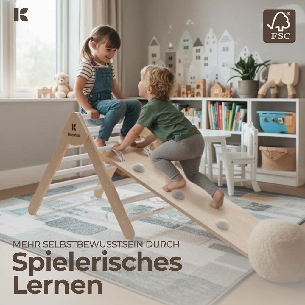 Mädchen und Junge auf SAMIKletterdreieck und Noah Rutschrampe.Mehr Selbstbewusstsein durch spielerisches Lernen