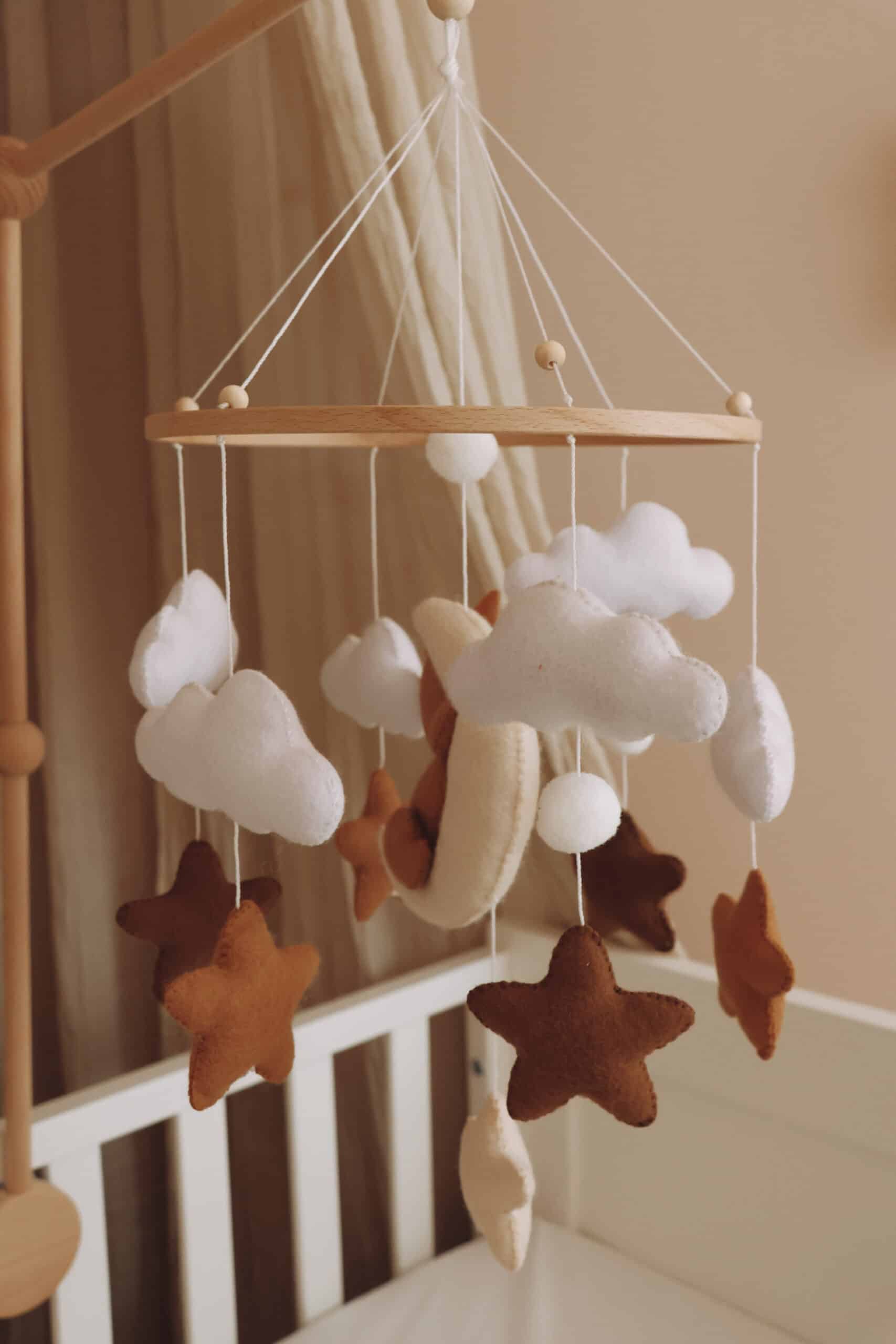 Handgefertigtes Schlafender Teddy Babymobile aus Holz – KinderGlück