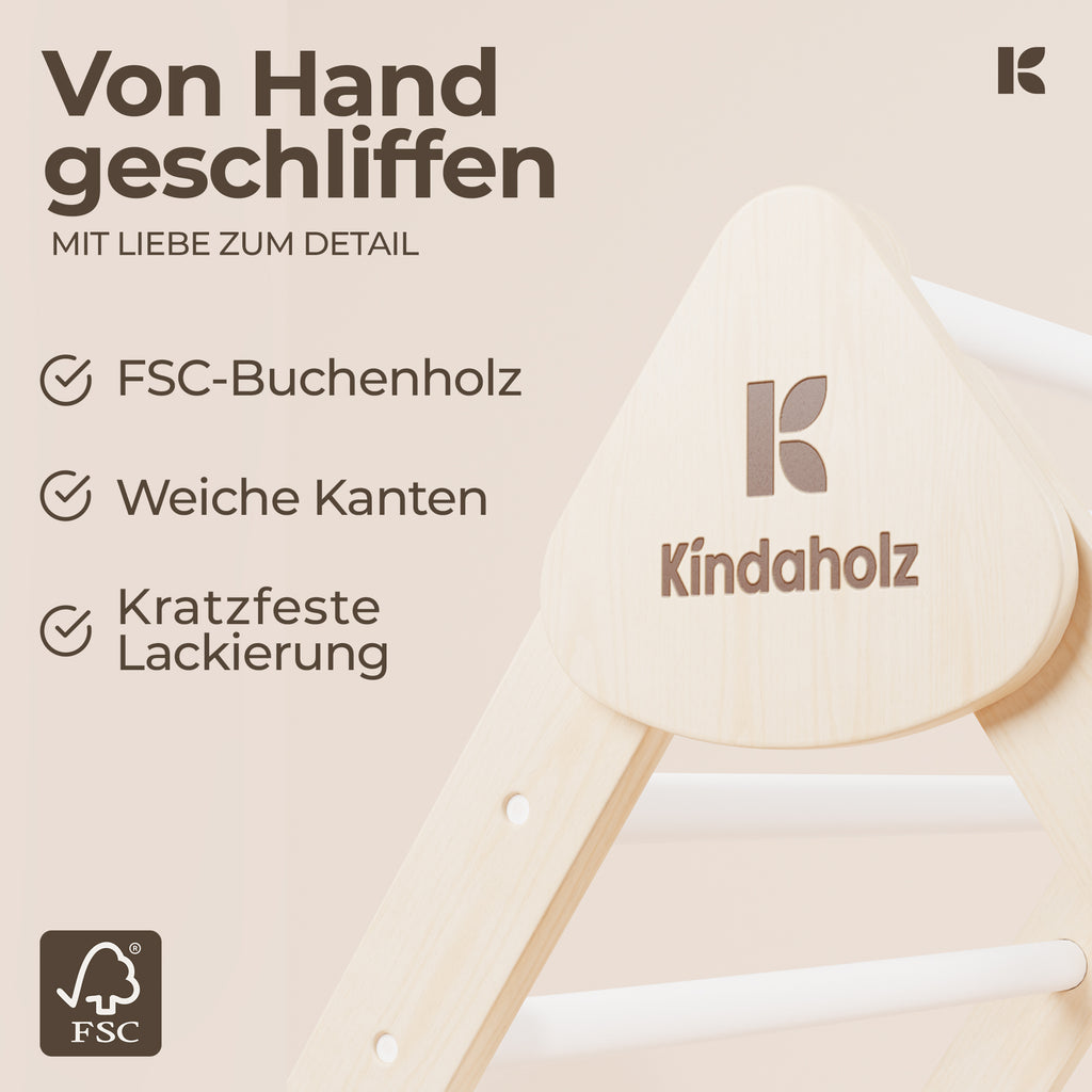 SAMI Kletterdreieck weiß – Detailaufnahme der handgeschliffenen FSC-Buchenholz-Oberfläche mit Kindaholz-Logo, weiche Kanten und kratzfeste Lackierung