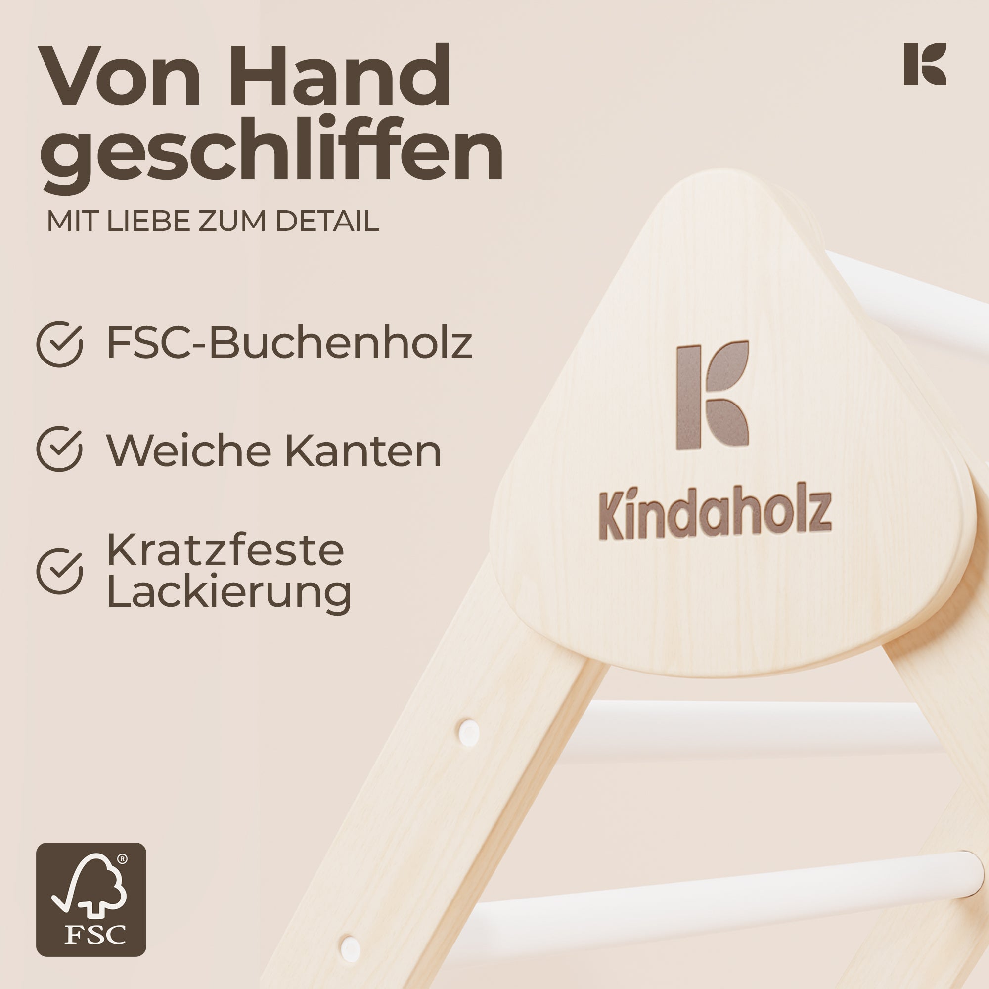 SAMI Kletterdreieck weiß – Detailaufnahme der handgeschliffenen FSC-Buchenholz-Oberfläche mit Kindaholz-Logo, weiche Kanten und kratzfeste Lackierung