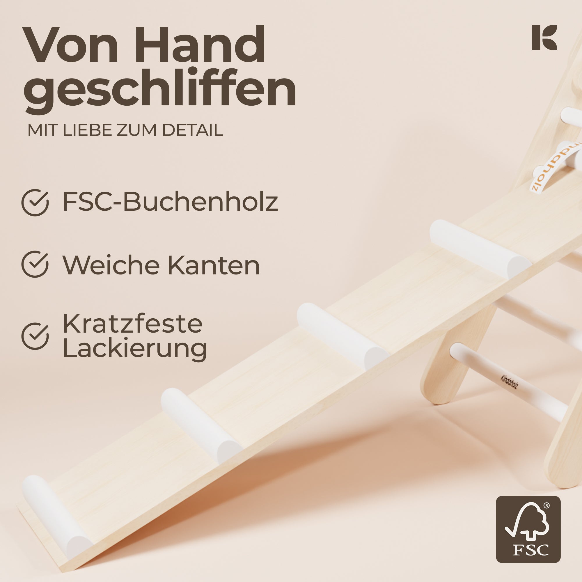 MIKA Rutschrampe weiß von KinderGlück – Detailaufnahme der handgeschliffenen FSC-Buchenholz-Oberfläche mit weißen Sprossen, weiche Kanten und kratzfeste Lackierung