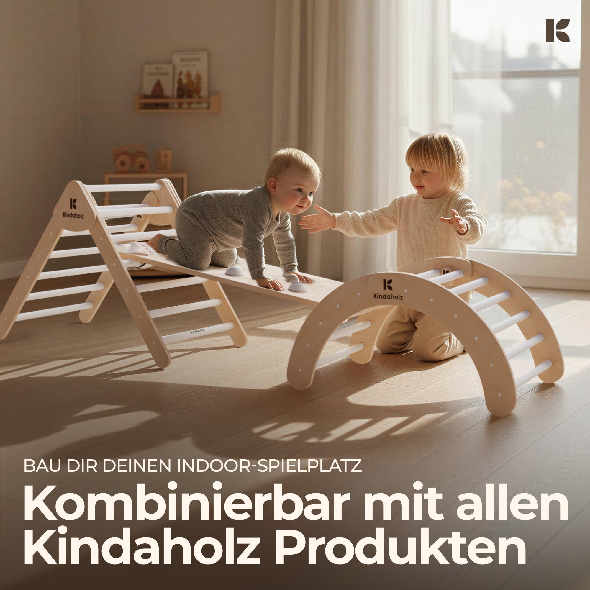Mädchen beobachtet und unterstützt kleineren Jungen beim klettern vom SAMI Kletterdreieck über NOAH Rutschrampe zum Kletterbogen.
Bau dir deinen Indoor Spielplatz,kombinierbar mit allen Kindaholz Produkten