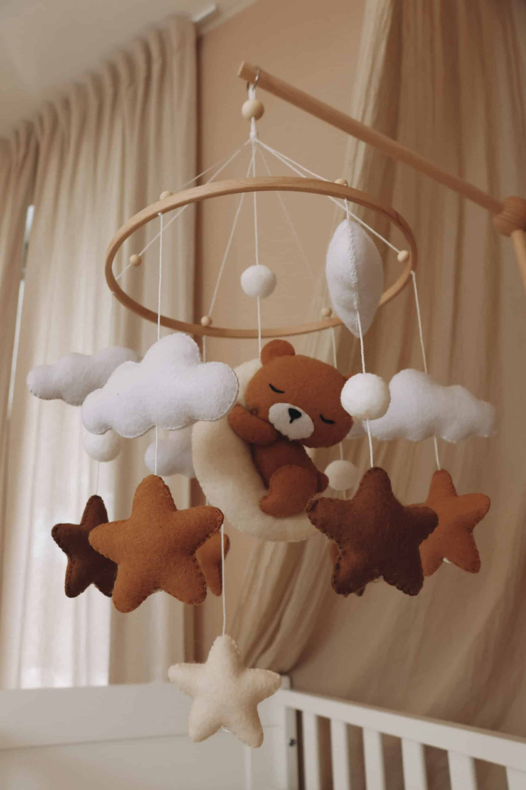 Handgefertigtes Schlafender Teddy Babymobile aus Holz – KinderGlück