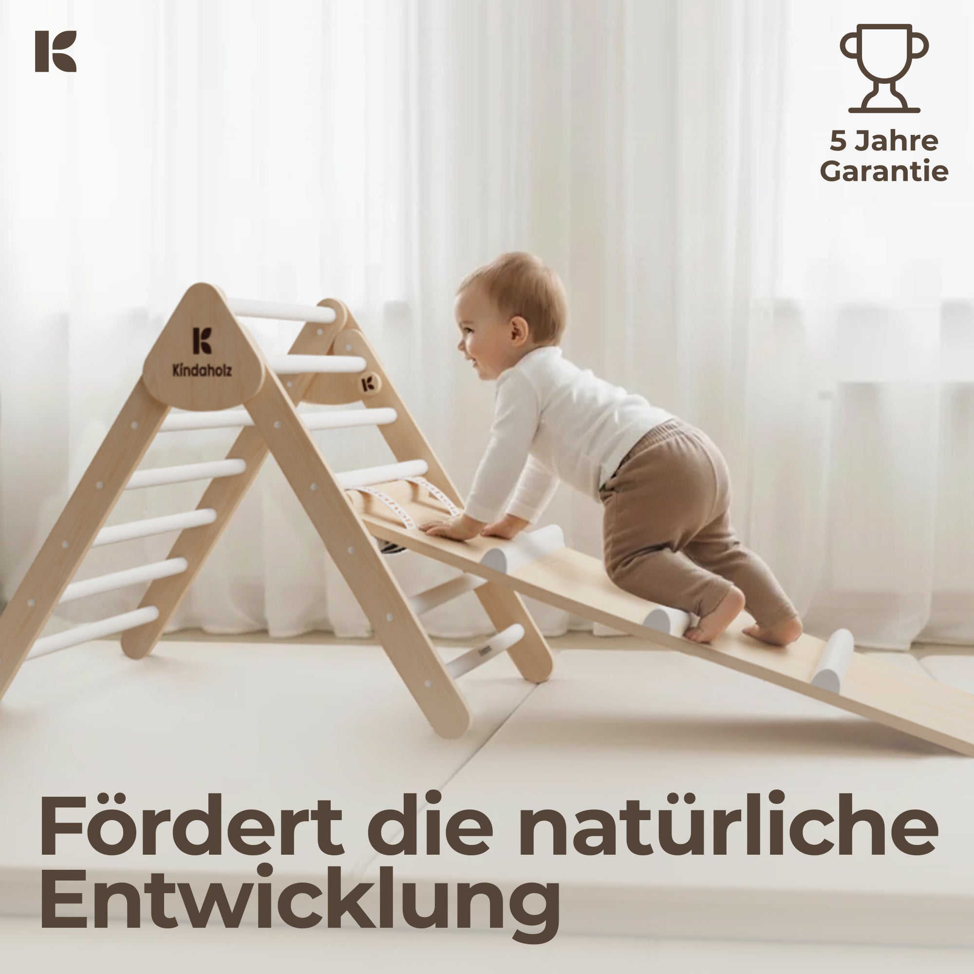 MIKA Rutschrampe weiß von KinderGlück – Kleinkind klettert auf der Rutschrampe aus FSC-Buchenholz, fördert natürliche Entwicklung, 5 Jahre Kindaholz Garantie