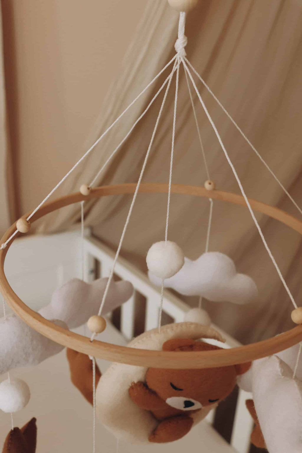 Handgefertigtes Schlafender Teddy Babymobile aus Holz – KinderGlück