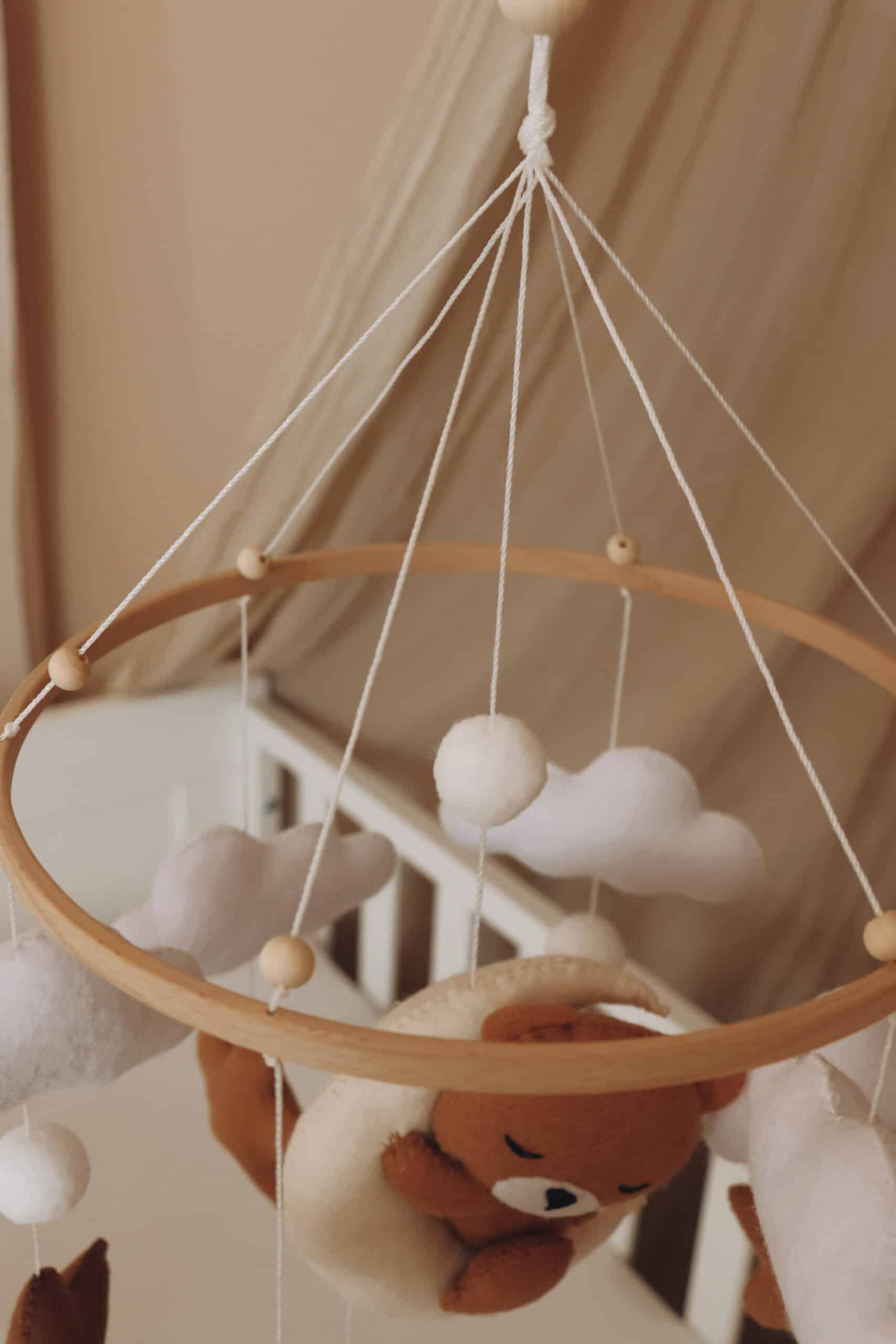 Handgefertigtes Schlafender Teddy Babymobile aus Holz – KinderGlück