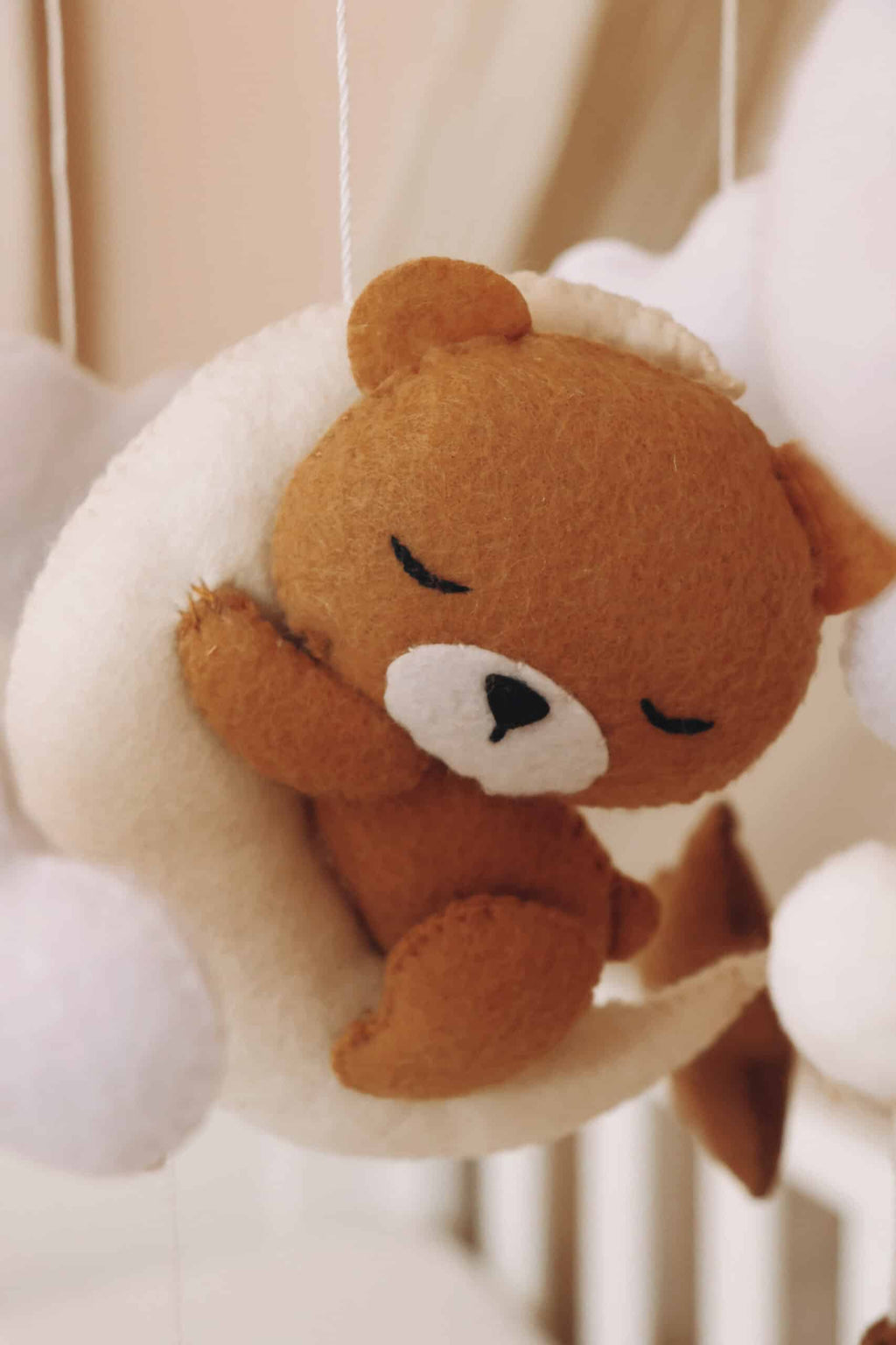 Handgefertigtes Schlafender Teddy Babymobile aus Holz – KinderGlück
