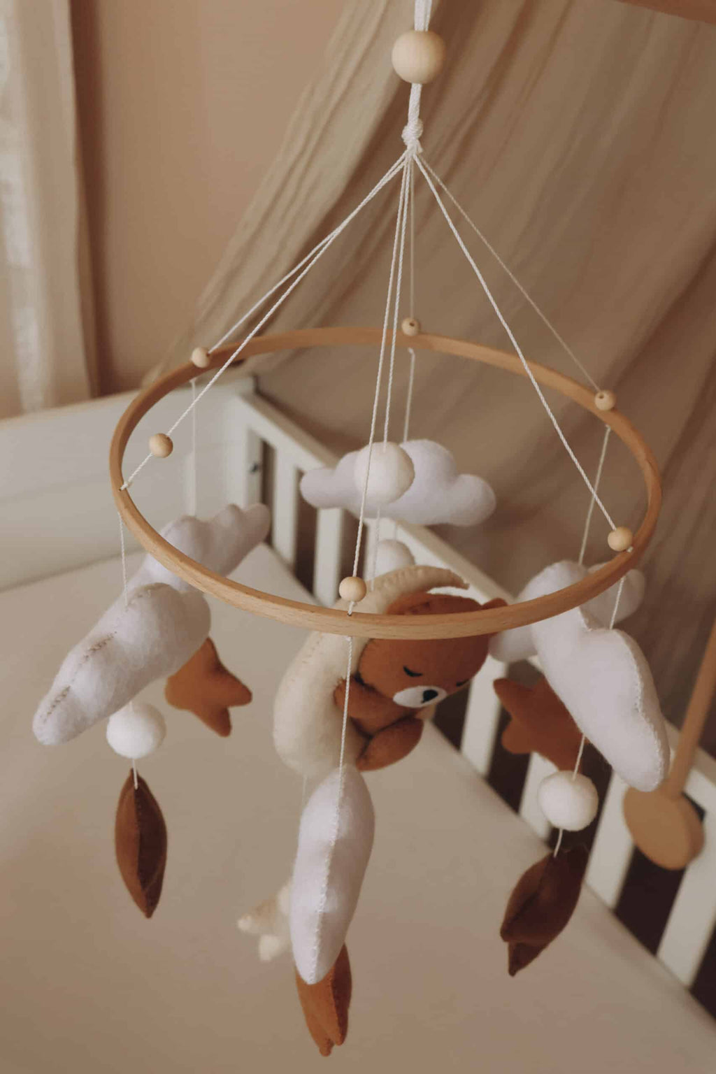 Handgefertigtes Schlafender Teddy Babymobile aus Holz – KinderGlück