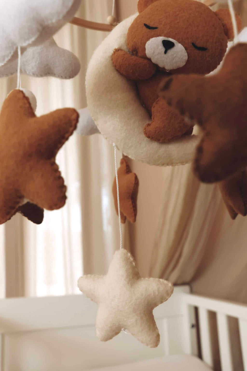 Handgefertigtes Schlafender Teddy Babymobile aus Holz – KinderGlück