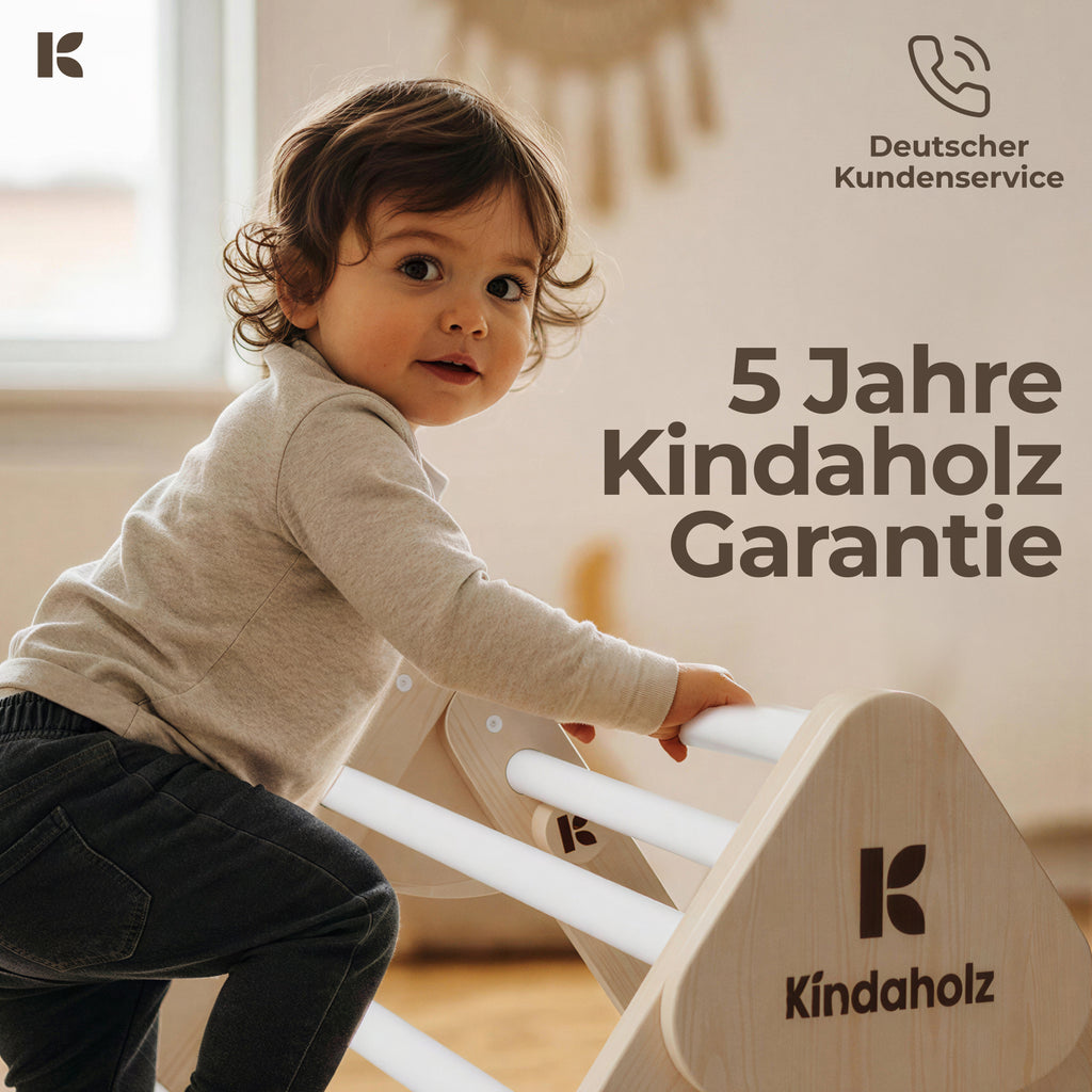 Kind hält sich auf den obersten Sprossen des SAMI Kletterdreiecks fest.
5 Jahre Kindaholz Garantie
Deutscher Kundenservice