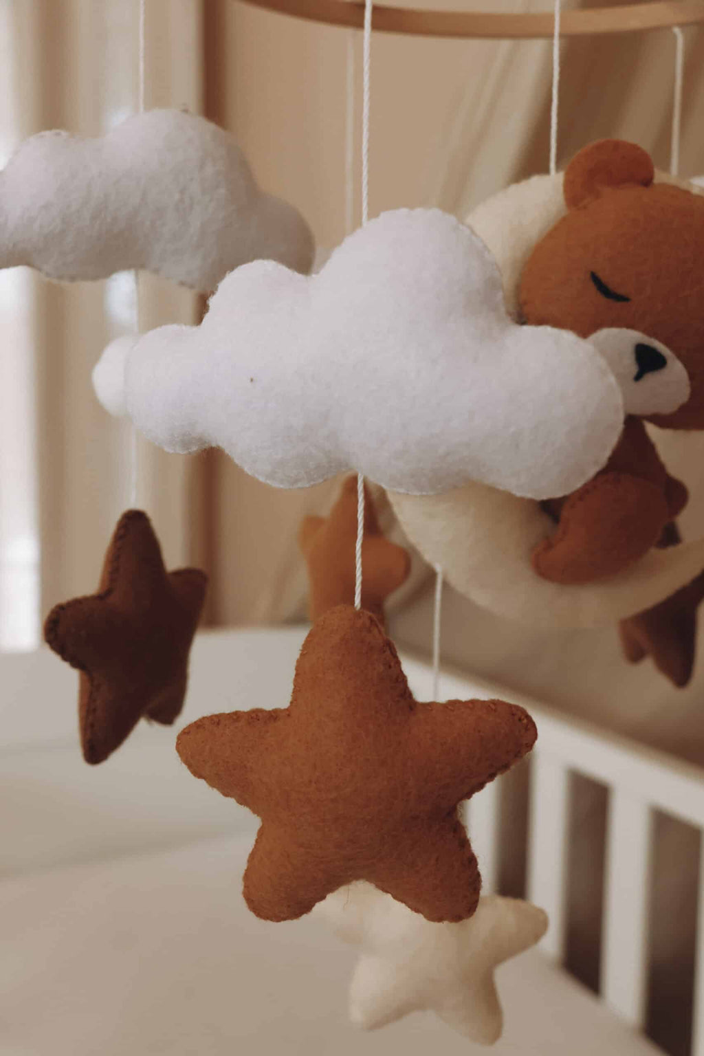 Handgefertigtes Schlafender Teddy Babymobile aus Holz – KinderGlück