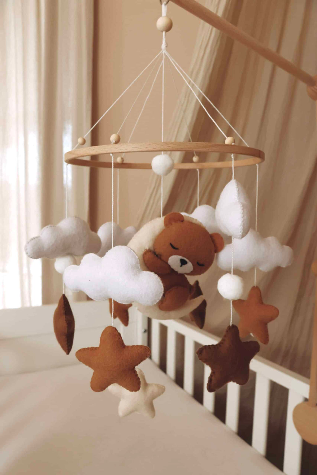 Handgefertigtes Schlafender Teddy Babymobile aus Holz – KinderGlück