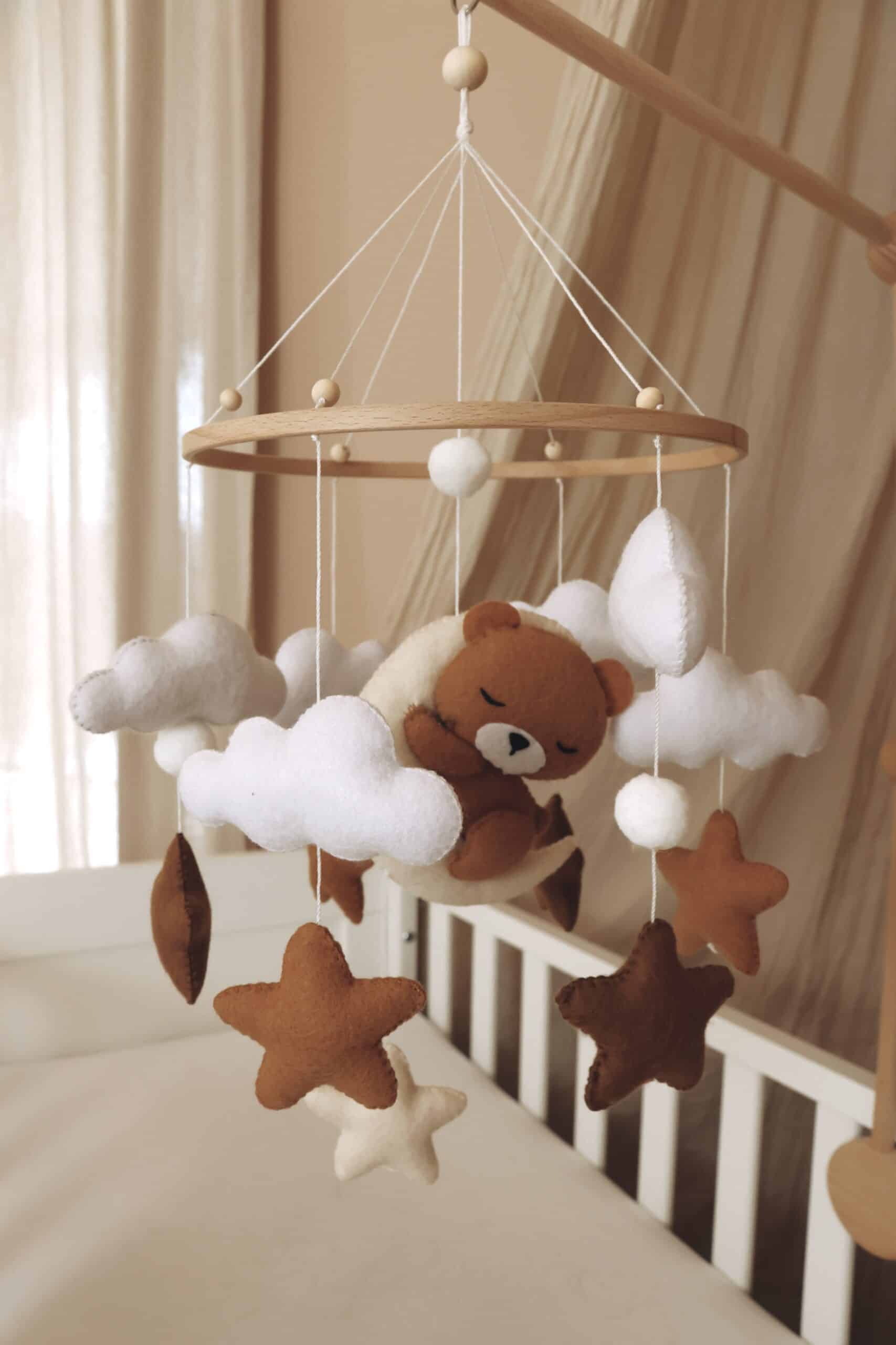 Handgefertigtes Schlafender Teddy Babymobile aus Holz – KinderGlück