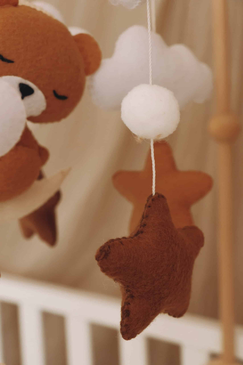 Handgefertigtes Schlafender Teddy Babymobile aus Holz – KinderGlück