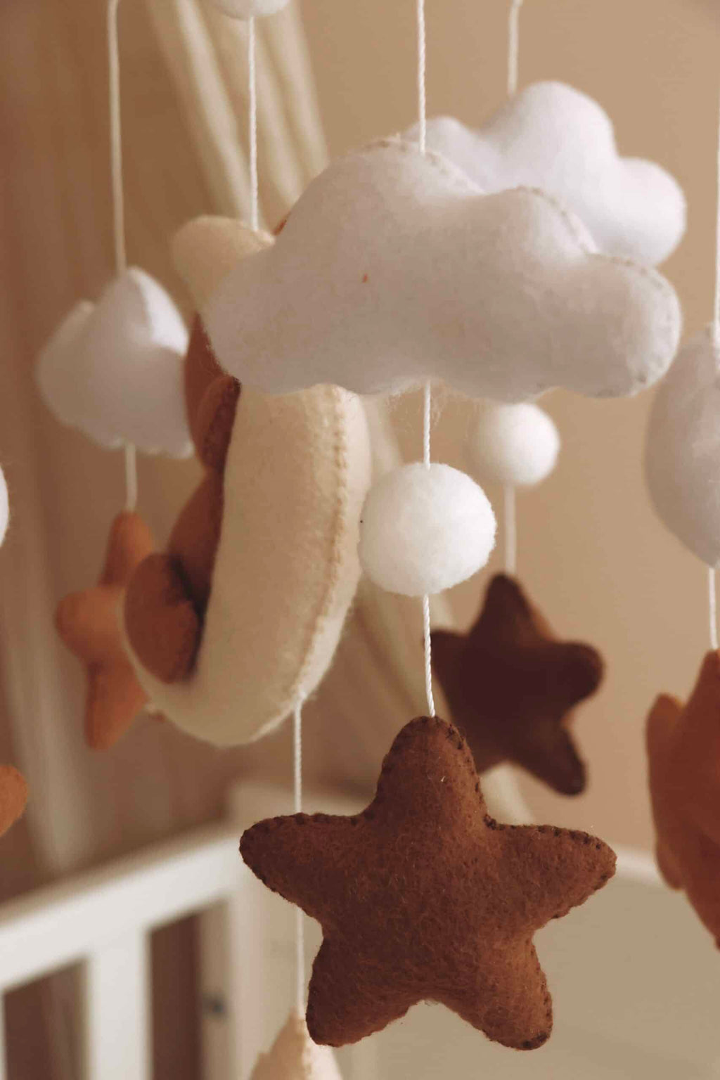 Handgefertigtes Schlafender Teddy Babymobile aus Holz – KinderGlück