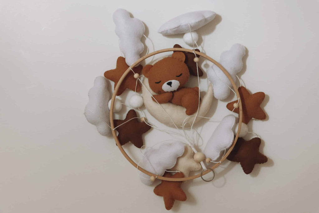 Handgefertigtes Schlafender Teddy Babymobile aus Holz – KinderGlück