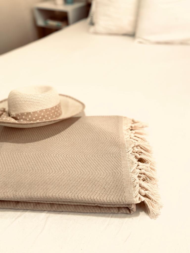 Handgewebte Decke Ayvalik aus natürlichen Materialien – KinderGlück