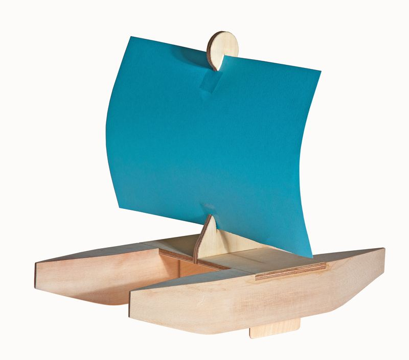 Kári Segelboot mit blauem Segel, freigestellt