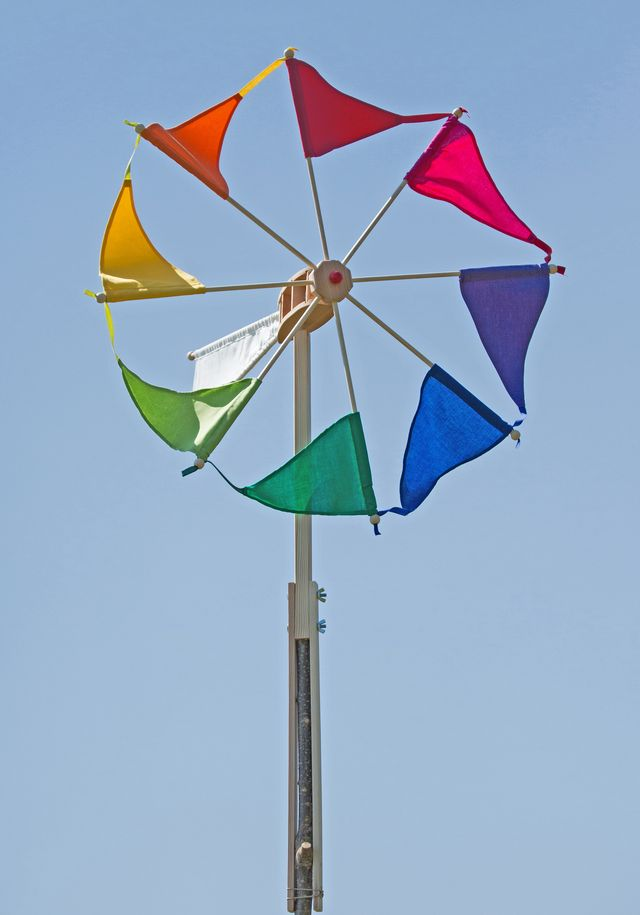 Wirbelwind bunt vor blauem Himmel, Nahaufnahme