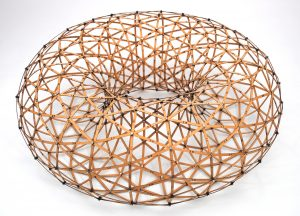 Torus Bausatz von Kraul fertig montiert, freigestellt auf weißem Hintergrund