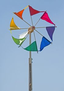Wirbelwind bunt mit bunten Segeln vor blauem Himmel