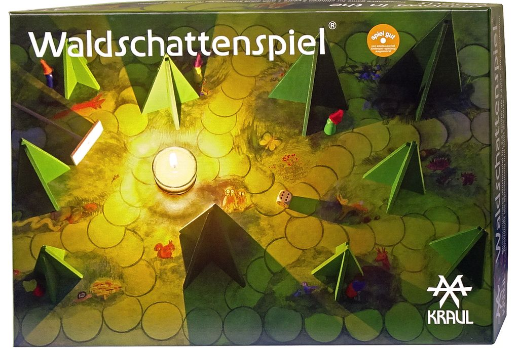 Waldschattenspiel märchenhaft – Seitenansicht mit Tannenbaumfiguren und Kerze