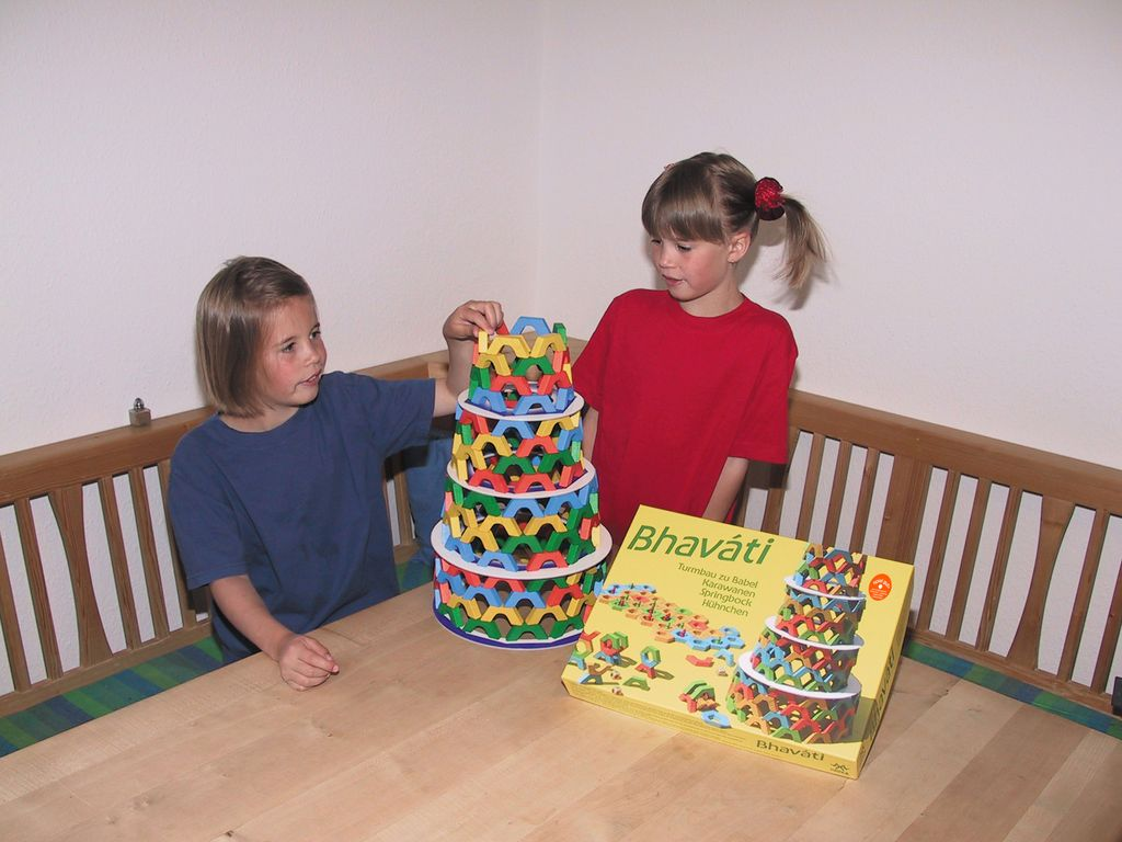 Zwei Kinder bauen gemeinsam den Bhavátí-Turm mit Spielbox
