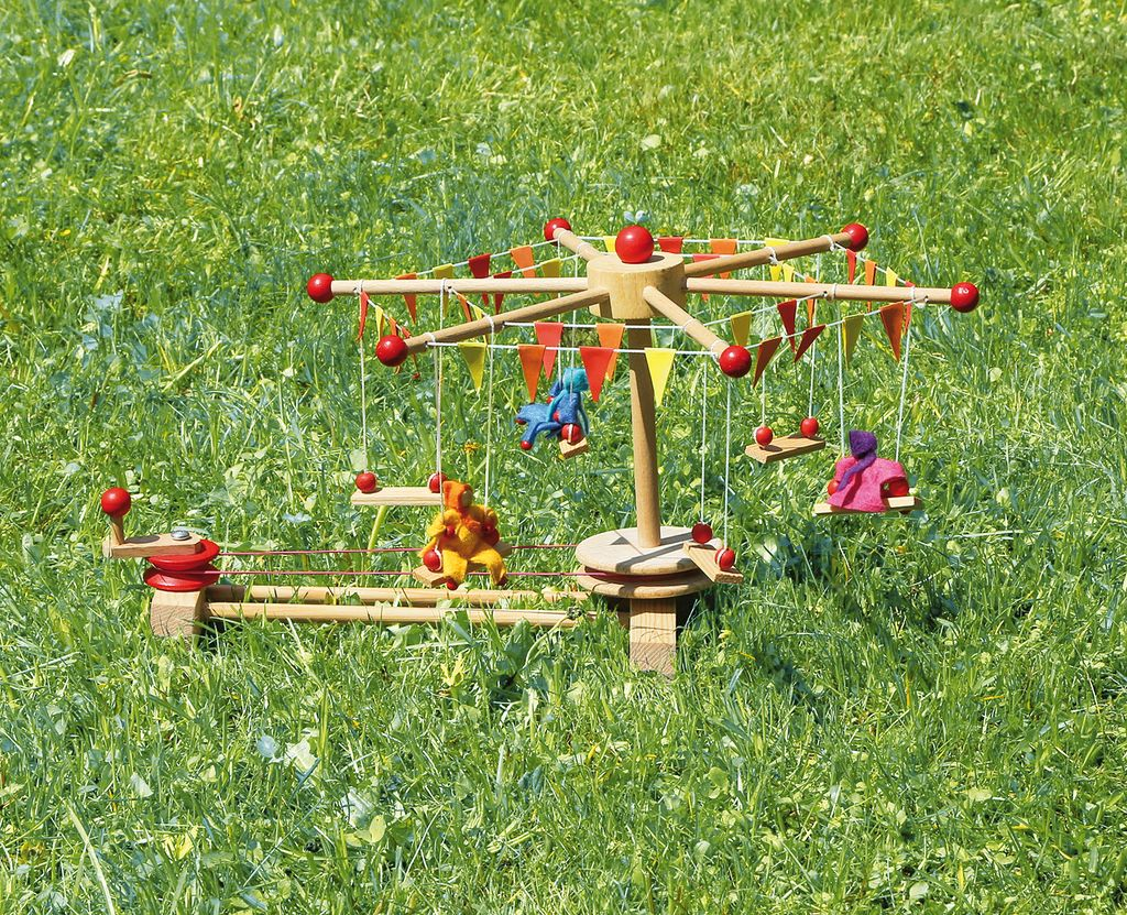 Kettenkarussell auf der Wiese – mit Wasserrad, bunte Wimpeln und Filzpüppchen