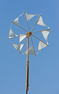 Wirbelwind natur mit weißen Segeln vor blauem Himmel, Nahaufnahme