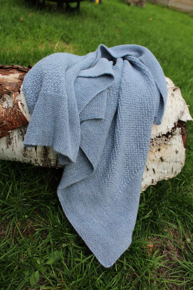 Diamond Blanket | My Alpaca Copenhagen – Hellblau auf Birkenstamm
