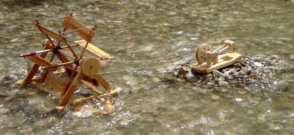 Flußrad und Hammerwerk von Kraul im Bach, von Wasser angetrieben