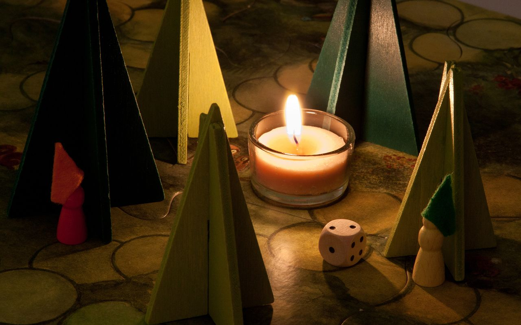 Waldschattenspiel märchenhaft – Kinder beobachten fasziniert das Kerzenlicht im Dunkeln