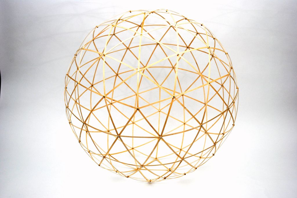 Geodätische Kugel – fertig aufgebautes Modell, 64 cm Durchmesser, freigestellt