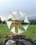 Segelwindmühle natur von Kraul auf Steinen im Garten
