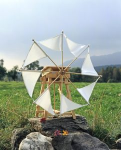 Segelwindmühle natur von Kraul auf Steinen im Garten