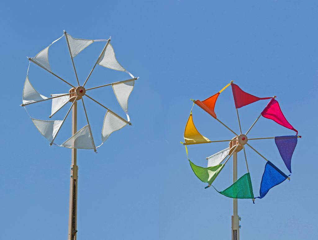 Wirbelwind natur und bunt nebeneinander vor blauem Himmel