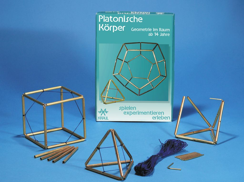 Platonische Körper – Inhalt des Bausatzes: Würfel, Tetraeder, Pyramide aus Messingröhrchen mit Schnüren und Verpackung