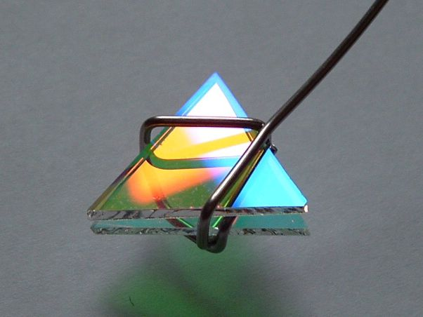 Spiegelmobile groß – Nahaufnahme der farbigen Dreieck-Spiegel mit Lichtbrechung