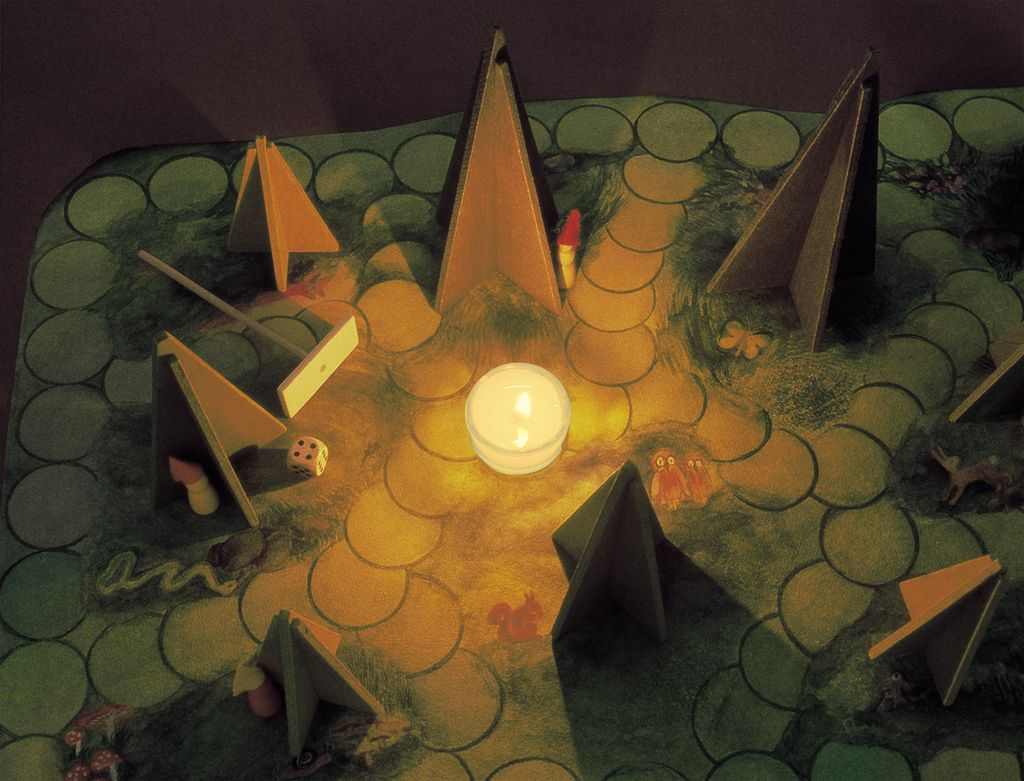 Waldschattenspiel märchenhaft – Verpackung und aufgebautes Spielfeld freigestellt