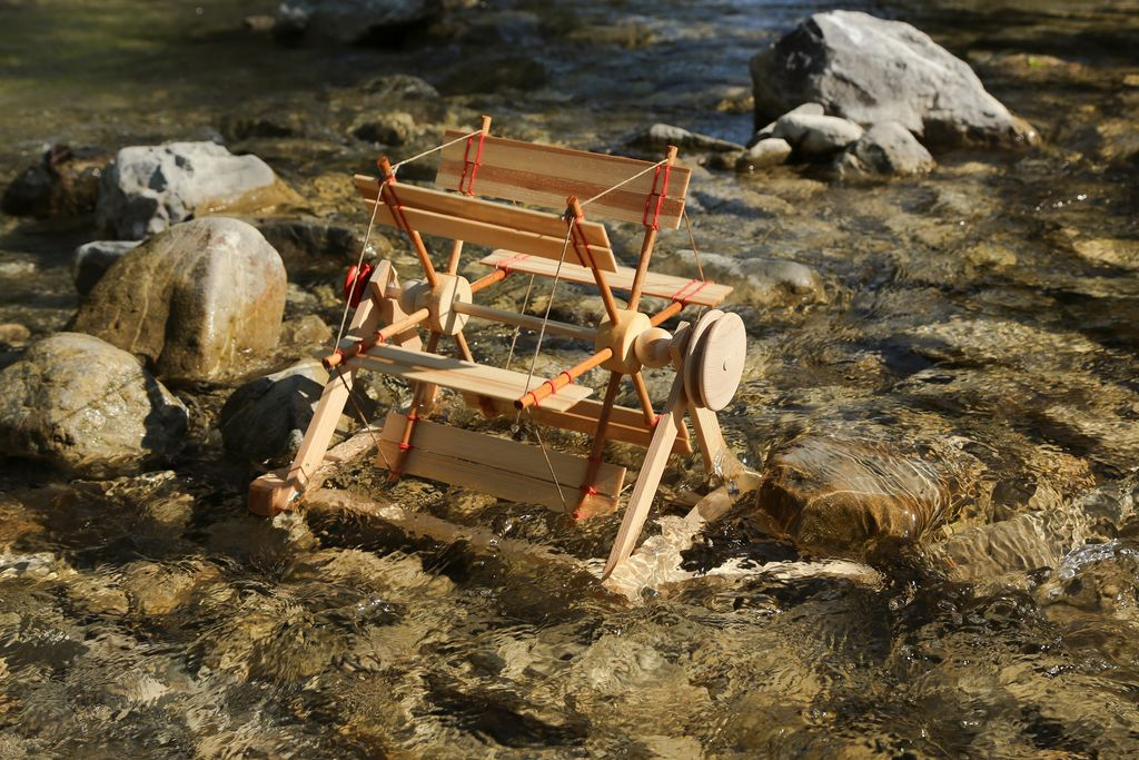 Flußrad von Kraul auf Steinen im Bach, Nahaufnahme