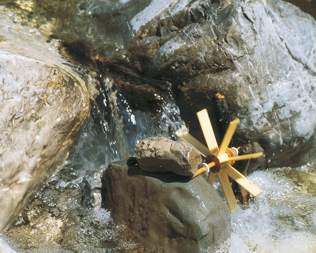 Kleines Wasserrad im Bach – Kraul Holzbausatz