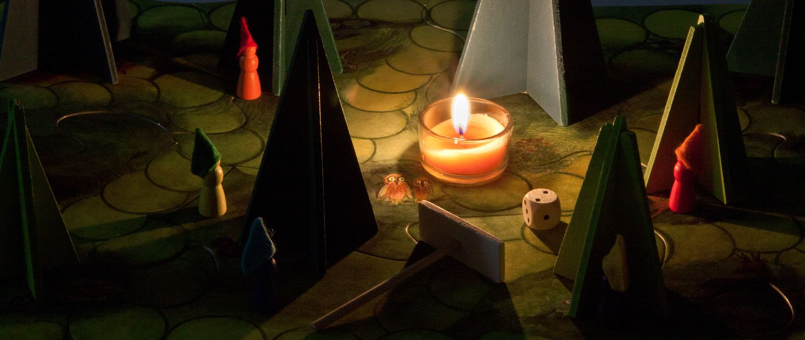 Waldschattenspiel märchenhaft – 4 Kinder spielen gemeinsam am Tisch