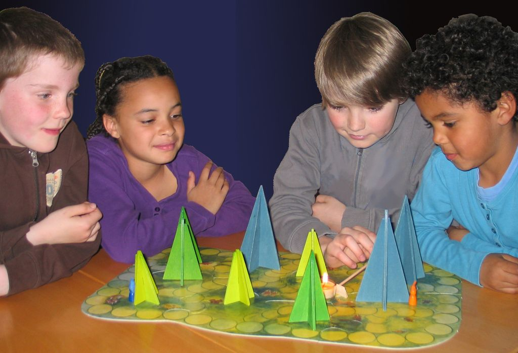 Waldschattenspiel märchenhaft – Nahaufnahme Spielfeld mit Zwergen und Teelicht