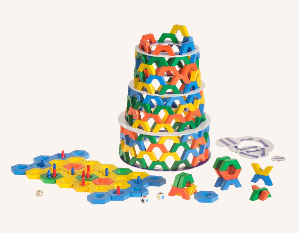 Bhavátí-Spiel komplett mit Turm, Brettspielelementen und Holzteilen, freigestellt