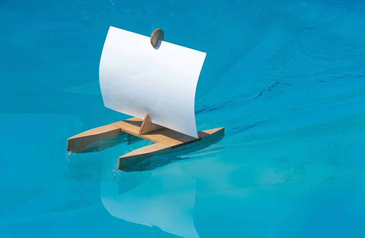 Kári Segelboot schwimmt auf blauem Wasser