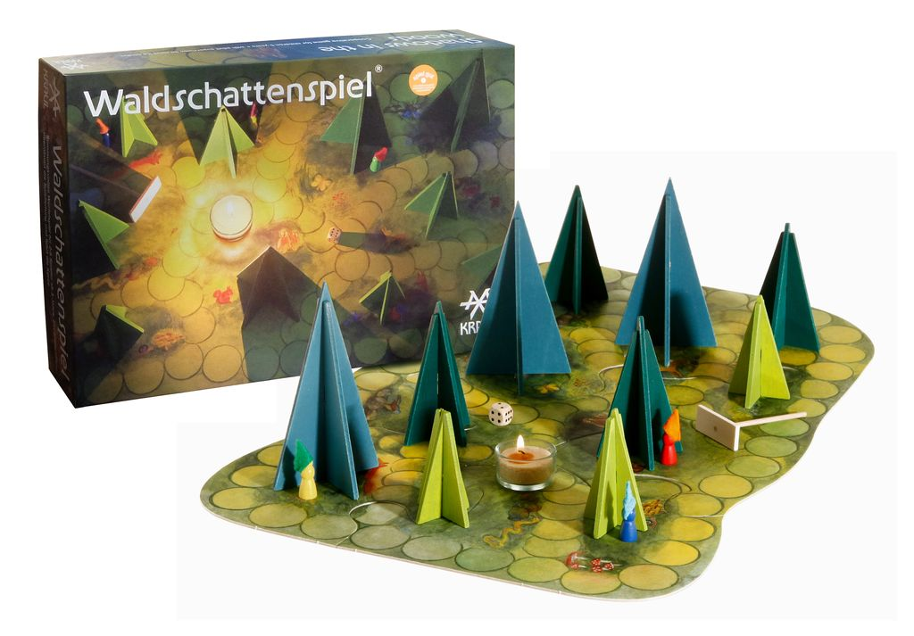 Waldschattenspiel märchenhaft – Spielfeld mit bunten Zwergen und Teelicht, freigestellt