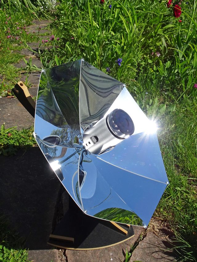Solarkocher von Kraul im Sonnenlicht im Garten